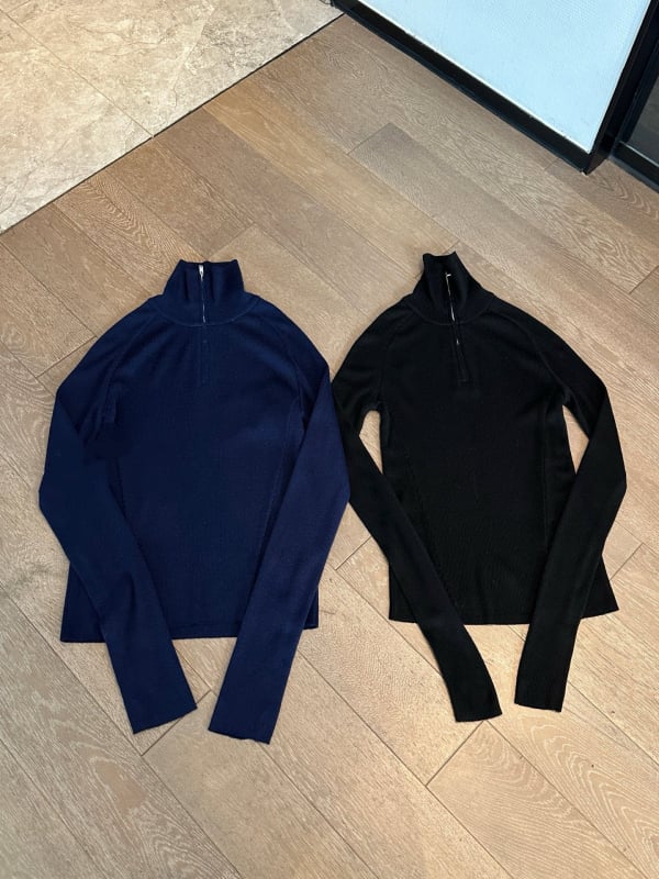 Vuneni džemper s kapucjom i poluzipom, visokim ovratnikom, uskim krojem