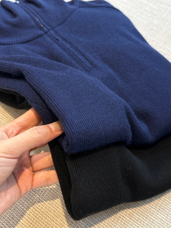 Vuneni džemper s kapucjom i poluzipom, visokim ovratnikom, uskim krojem