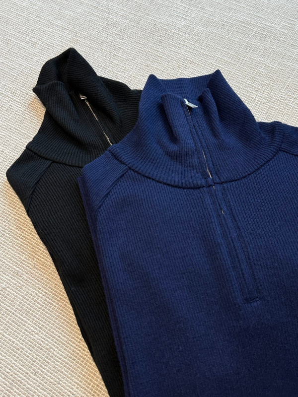 Vuneni džemper s kapucjom i poluzipom, visokim ovratnikom, uskim krojem