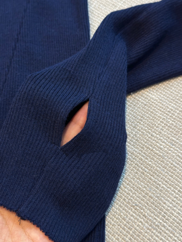 Vuneni džemper s kapucjom i poluzipom, visokim ovratnikom, uskim krojem