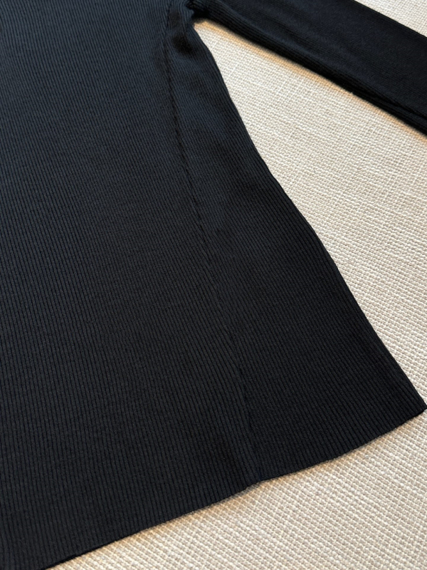 Vuneni džemper s kapucjom i poluzipom, visokim ovratnikom, uskim krojem