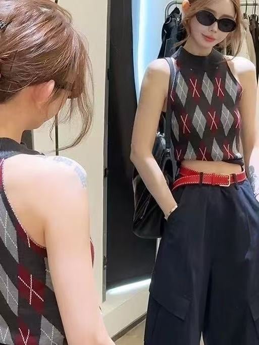 Pleten bez rukava top s halterom i kontrastnim dijamantnim uzorkom, uski kroj, viskoza 70–80%