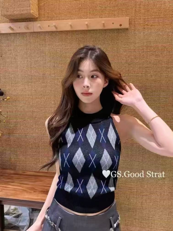 Pleten bez rukava top s halterom i kontrastnim dijamantnim uzorkom, uski kroj, viskoza 70–80%