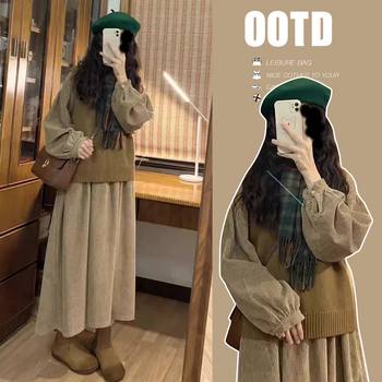 Costum matern: fustă midi și top cu mâneci lungi, tricot din bumbac 50–70%, toamnă 2023