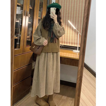 Costum matern: fustă midi și top cu mâneci lungi, tricot din bumbac 50–70%, toamnă 2023