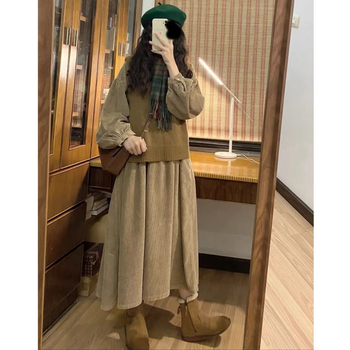 Costum matern: fustă midi și top cu mâneci lungi, tricot din bumbac 50–70%, toamnă 2023