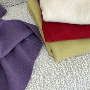 Trudnička pletena haljina, labav kroj, okrugli izrez, dugi rukavi, poliester-elastan smjesa (30–50% elastana)