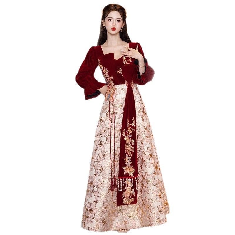 Rochie de mireasă cu mâneci lungi, croială în A, talie înaltă, fustă lungă, toamnă 2025