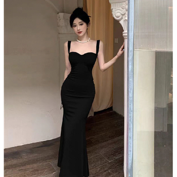 Rochie lungă inspirată de Hepburn, decolteu off-shoulder, fără mâneci, fustă în formă de coadă de pește, poliester stretch, țesătură tricotată, talie medie