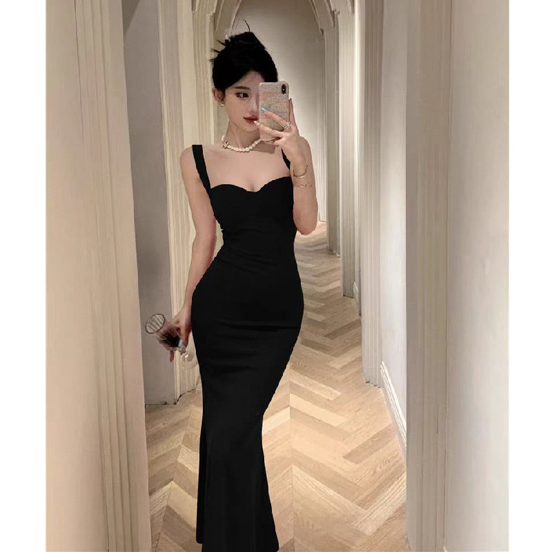 Rochie lungă inspirată de Hepburn, decolteu off-shoulder, fără mâneci, fustă în formă de coadă de pește, poliester stretch, țesătură tricotată, talie medie
