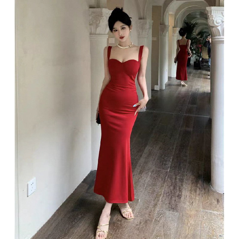 Rochie lungă inspirată de Hepburn, decolteu off-shoulder, fără mâneci, fustă în formă de coadă de pește, poliester stretch, țesătură tricotată, talie medie