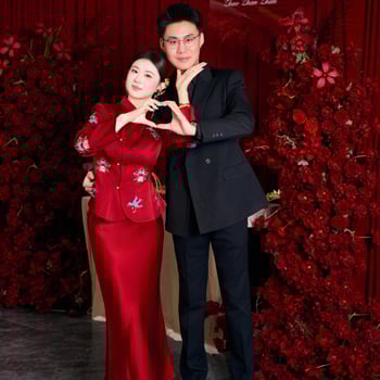 Rochie de mireasă cu siluetă coadă de pește, talie înaltă, mâneci lungi, fustă lungă — lansare toamnă 2025