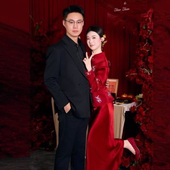 Rochie de mireasă cu siluetă coadă de pește, talie înaltă, mâneci lungi, fustă lungă — lansare toamnă 2025