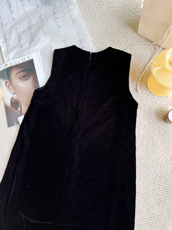 Baršunasta duga haljina s okruglim izrezom, bez rukava, slobodan struk; osnovni kroj, elegantan stil