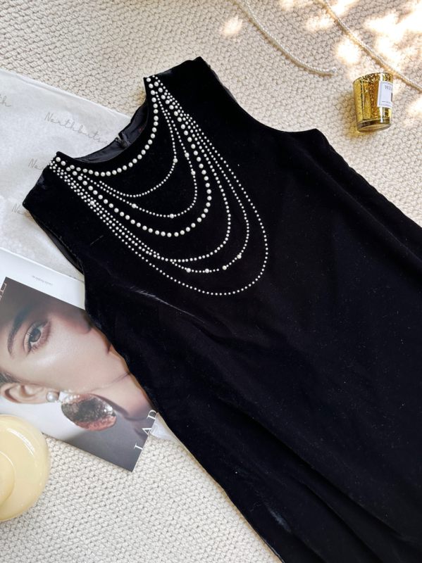 Baršunasta duga haljina s okruglim izrezom, bez rukava, slobodan struk; osnovni kroj, elegantan stil