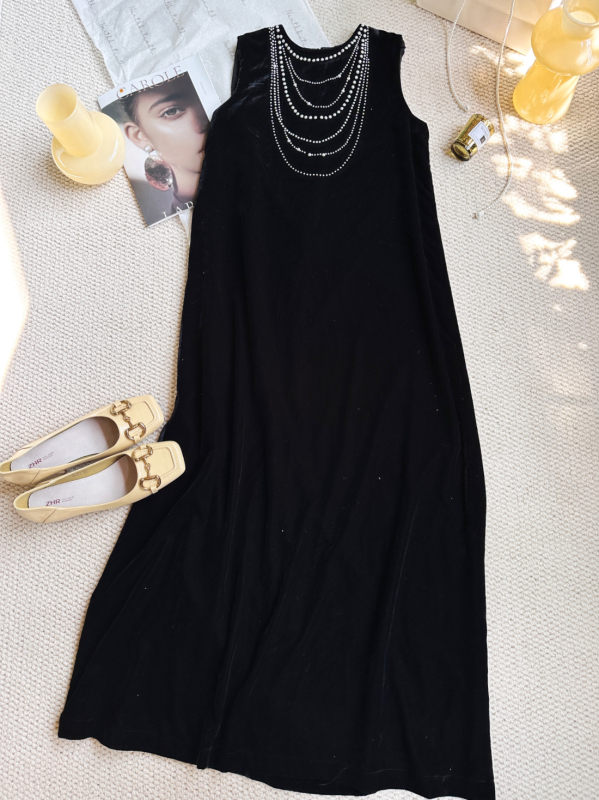 Baršunasta duga haljina s okruglim izrezom, bez rukava, slobodan struk; osnovni kroj, elegantan stil