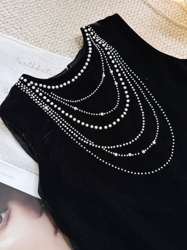 Baršunasta duga haljina s okruglim izrezom, bez rukava, slobodan struk; osnovni kroj, elegantan stil