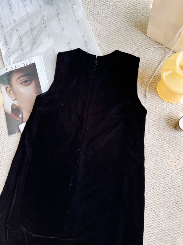 Baršunasta duga haljina s okruglim izrezom, bez rukava, slobodan struk; osnovni kroj, elegantan stil