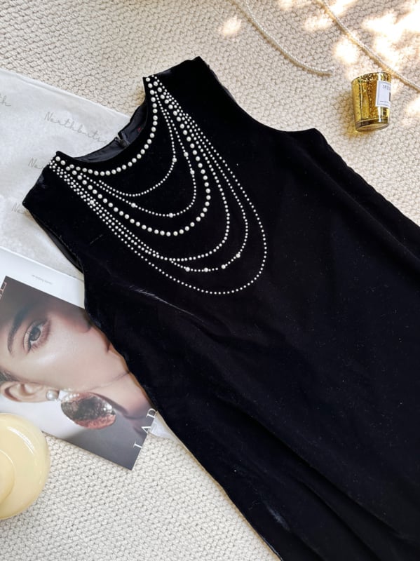 Baršunasta duga haljina s okruglim izrezom, bez rukava, slobodan struk; osnovni kroj, elegantan stil