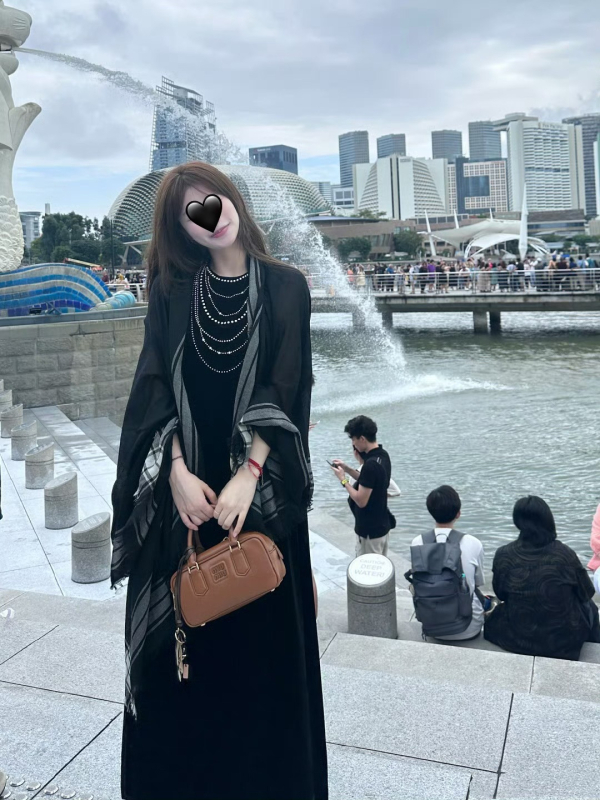 Baršunasta duga haljina s okruglim izrezom, bez rukava, slobodan struk; osnovni kroj, elegantan stil