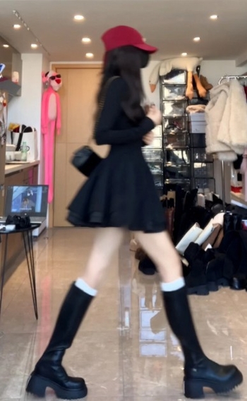 Rochie în linie A, cu guler semi-înalt, mâneci lungi, culoare solidă, stil pulover