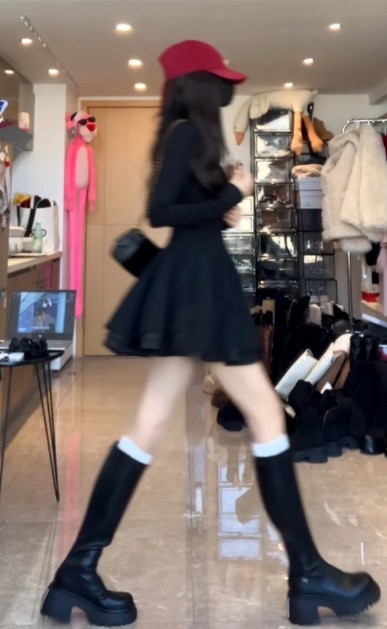 Rochie în linie A, cu guler semi-înalt, mâneci lungi, culoare solidă, stil pulover