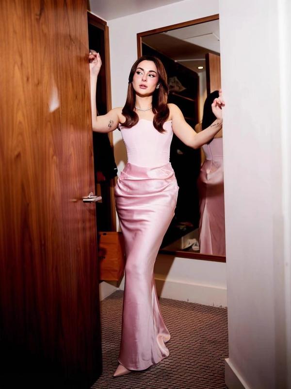 Rochie cu coadă de pește, țesătură din bucăți, fără mâneci, croială strânsă, poliester