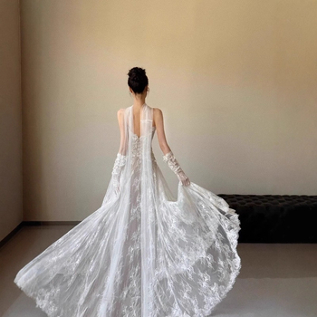 Rochie de mireasă fără bretele, talie înaltă, mâneci lungi, fustă lungă, voal în stil Mori