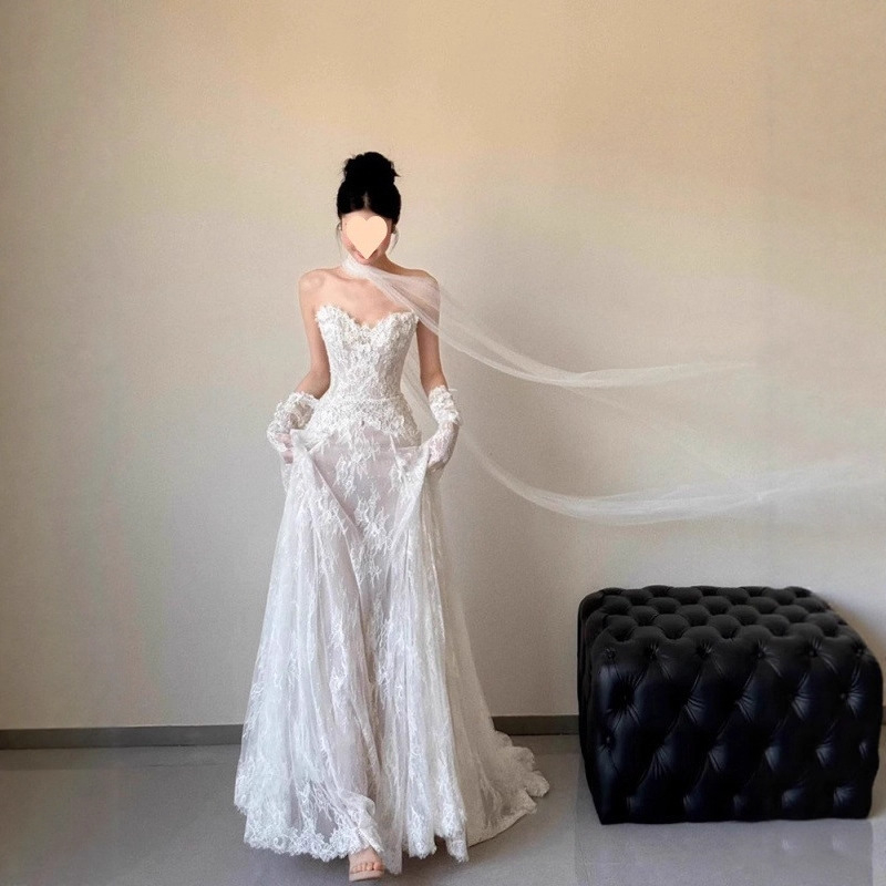 Rochie de mireasă fără bretele, talie înaltă, mâneci lungi, fustă lungă, voal în stil Mori