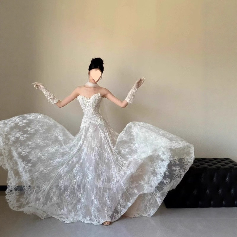 Rochie de mireasă fără bretele, talie înaltă, mâneci lungi, fustă lungă, voal în stil Mori