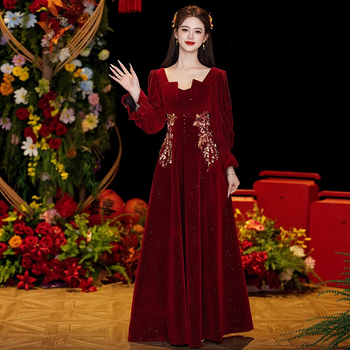 Rochie de mireasă cu siluetă în A, talie înaltă, mâneci lungi, fustă lungă, toamna 2025