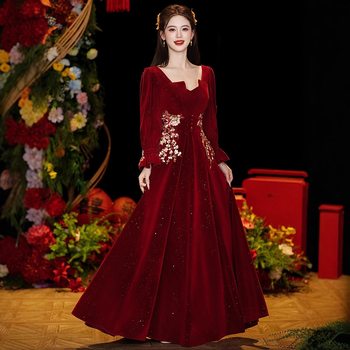 Rochie de mireasă cu siluetă în A, talie înaltă, mâneci lungi, fustă lungă, toamna 2025