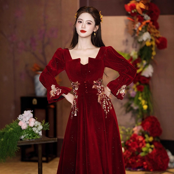 Rochie de mireasă cu siluetă în A, talie înaltă, mâneci lungi, fustă lungă, toamna 2025