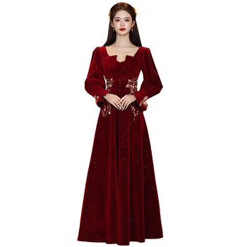 Rochie de mireasă cu siluetă în A, talie înaltă, mâneci lungi, fustă lungă, toamna 2025