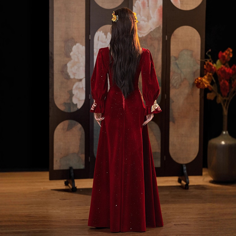 Rochie de mireasă cu siluetă în A, talie înaltă, mâneci lungi, fustă lungă, toamna 2025