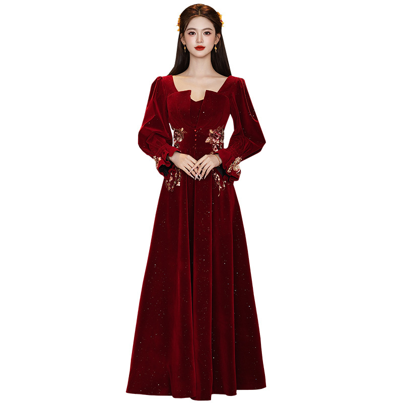 Rochie de mireasă cu siluetă în A, talie înaltă, mâneci lungi, fustă lungă, toamna 2025