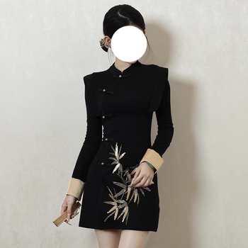 Rochie inspirată de qipao, cu guler înalt, broderie, poliester stretch, mâneci lungi, croială în A-line, lungime medie