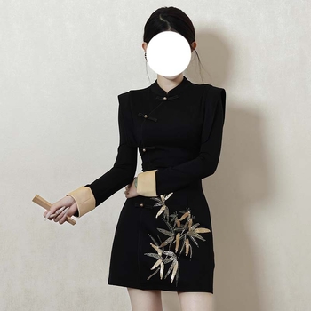 Rochie inspirată de qipao, cu guler înalt, broderie, poliester stretch, mâneci lungi, croială în A-line, lungime medie