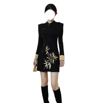 Rochie inspirată de qipao, cu guler înalt, broderie, poliester stretch, mâneci lungi, croială în A-line, lungime medie