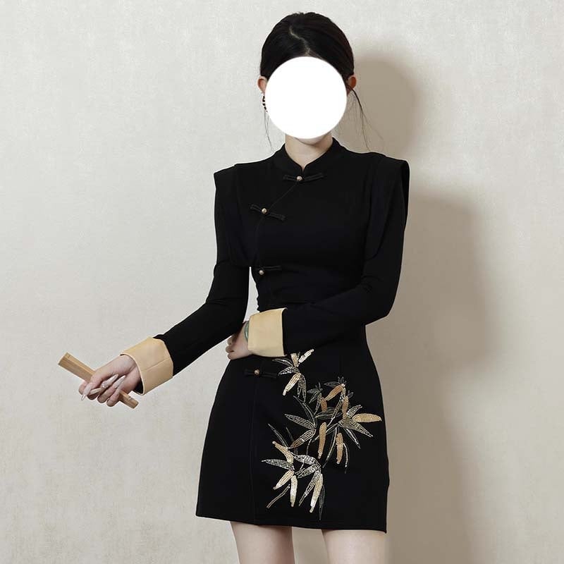 Rochie inspirată de qipao, cu guler înalt, broderie, poliester stretch, mâneci lungi, croială în A-line, lungime medie