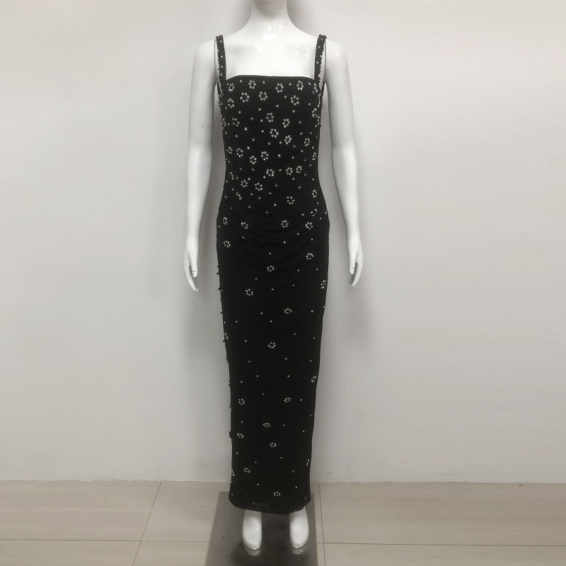 Hosszú estélyi ruha váll nélküli, V-nyakú, hátrés nélkül, gyémántos díszítéssel