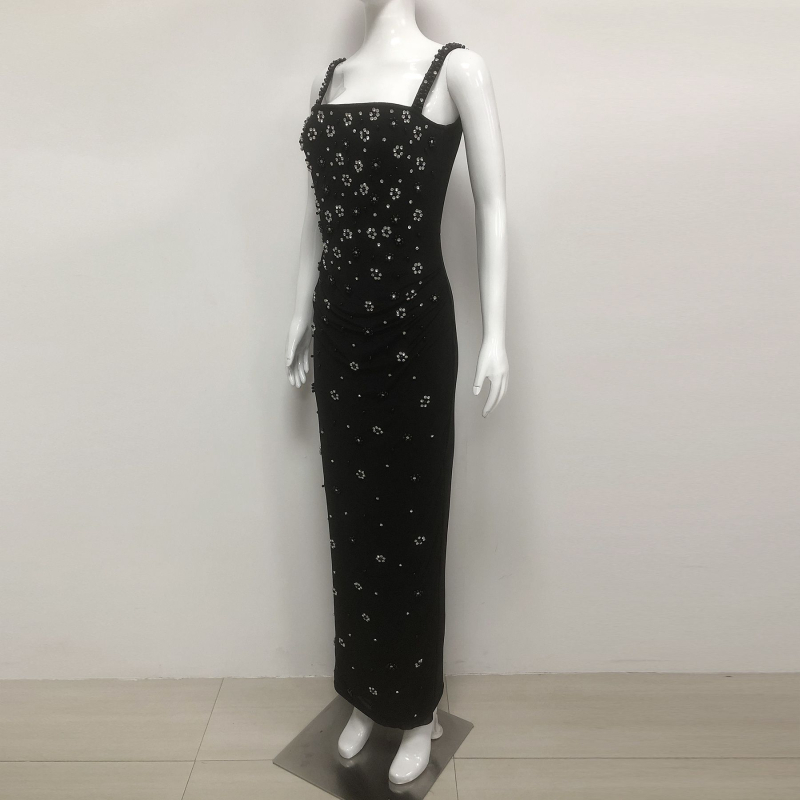 Hosszú estélyi ruha váll nélküli, V-nyakú, hátrés nélkül, gyémántos díszítéssel