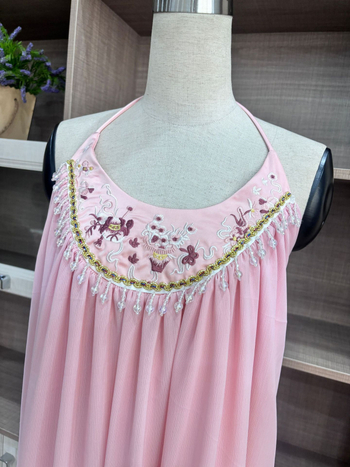 Hímzett chiffon ruha, A-vonalú, U-nyakkal, 3D hatás