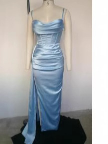 Ujjatlan, földig érő partyruha vékony pántokkal, derekat kiemelő sziluettel, acetát anyagból és regenerált cellulózrostból