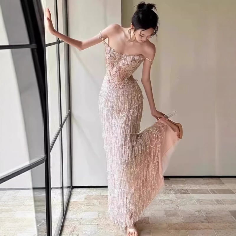 Estélyi ruha bojt dizájnnal, ujj nélküli, nyakpántos kivitel, magas derekú, hosszú szabású, poliészter keverék (30-50% + 50-70%), esküvőre, 2025 nyár