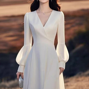 Eljegyzési ruha A‑vonalú siluettel, magas derék, hosszú ujjú, midi hosszúságú szoknya, szoros fazon