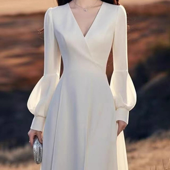 Eljegyzési ruha A‑vonalú siluettel, magas derék, hosszú ujjú, midi hosszúságú szoknya, szoros fazon