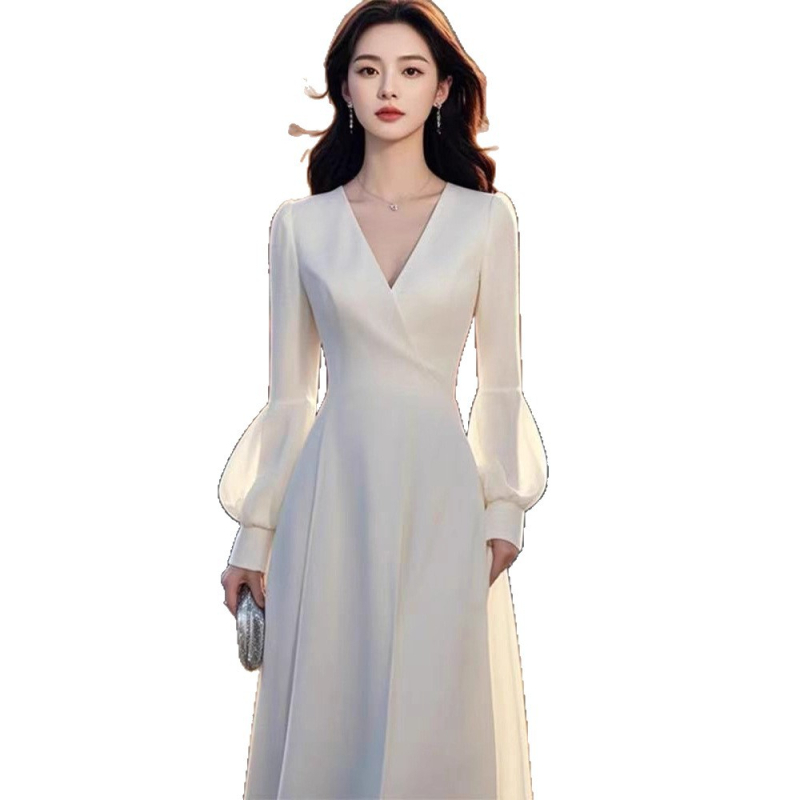 Eljegyzési ruha A‑vonalú siluettel, magas derék, hosszú ujjú, midi hosszúságú szoknya, szoros fazon