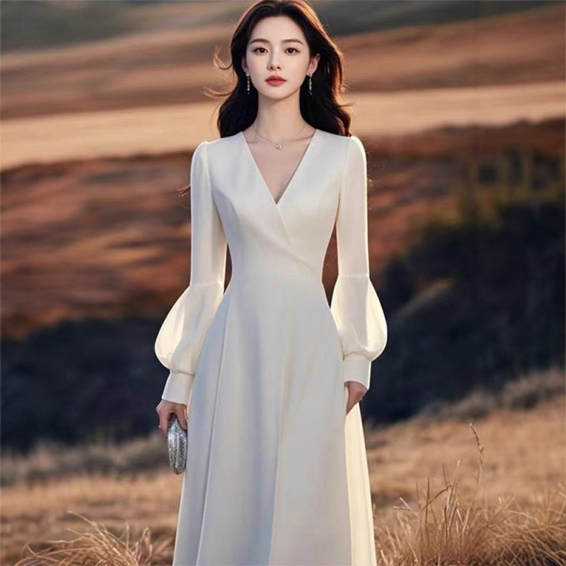 Eljegyzési ruha A‑vonalú siluettel, magas derék, hosszú ujjú, midi hosszúságú szoknya, szoros fazon