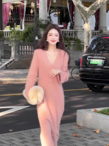 Pletena ženska haljina s dugim rukavima i V-izrezom, A-linijski kroj, duga haljina, podesivi struk, materijal: viskozna smjesa i poliester